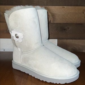 BN UGG BAILEY BUTTON POPPY WOMENS SIZE 10